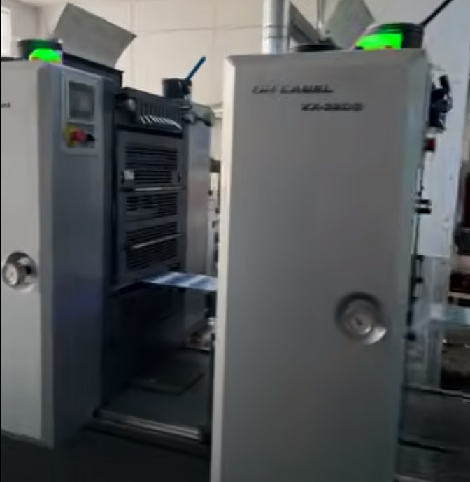 Xinsen Packaging avancerar standardiserad produktion av självhäftande etiketter för PS-plåtar, vilket möjliggör uppgraderingar av varumärkesförpackningar genom Lean Manufacturing