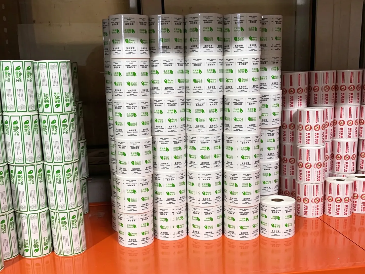 Hur förbättrar Xinsen Packagings höghastighetspressare effektiviteten i produktionen av sigillklistermärken?